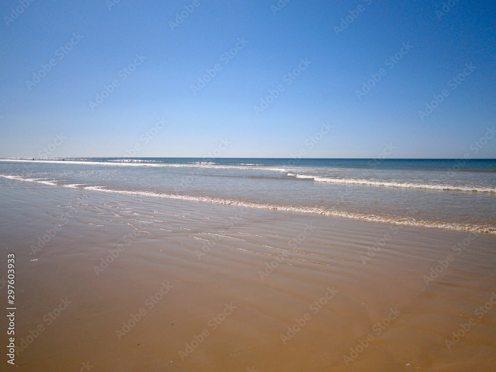 Einsamer Strand und Wellen in Portugal - Algarve - Praja de Falesia
