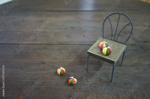 ちゃぶ台に置かれたおもちゃの椅子と小さな毬