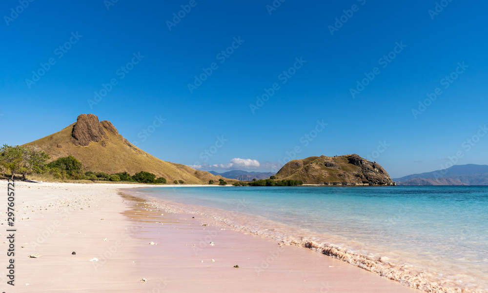 Am Strand von Padar Island - Indonesien