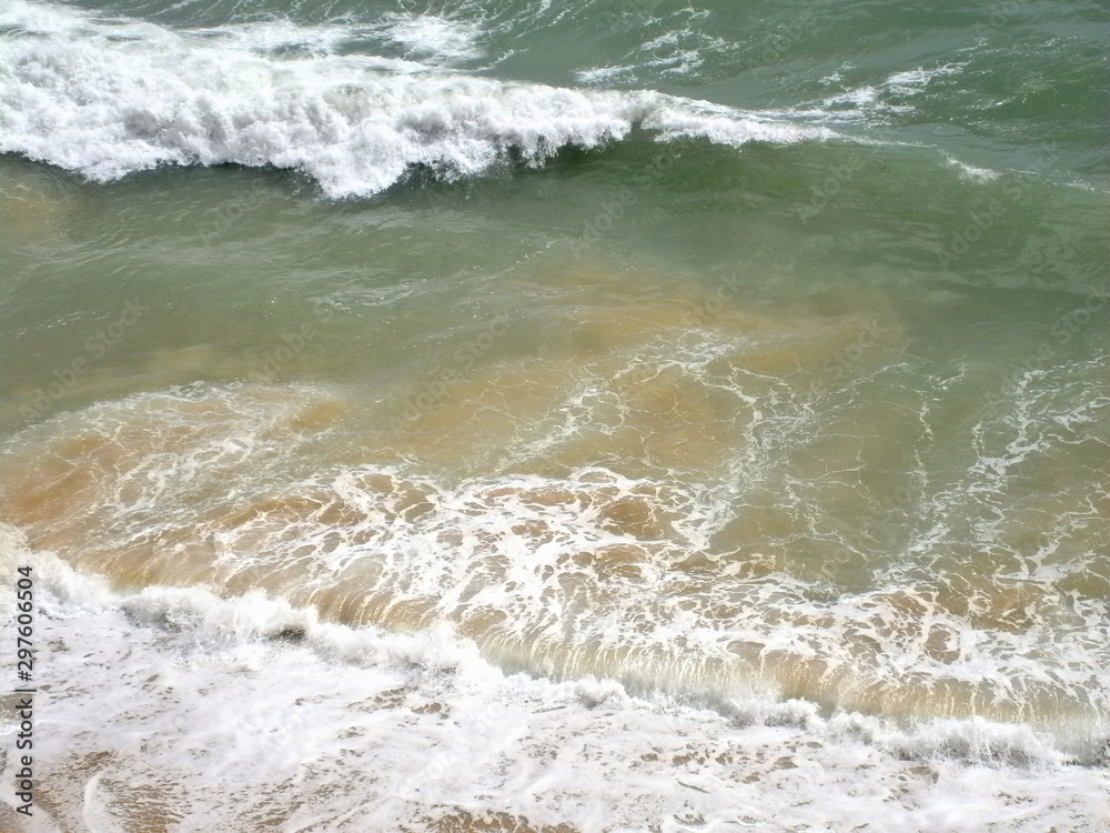 Einsamer Strand und Wellen in Portugal - Algarve - Praja de Falesia Einsamer Strand und Wellen in Portugal - Algarve - Praja de Falesia