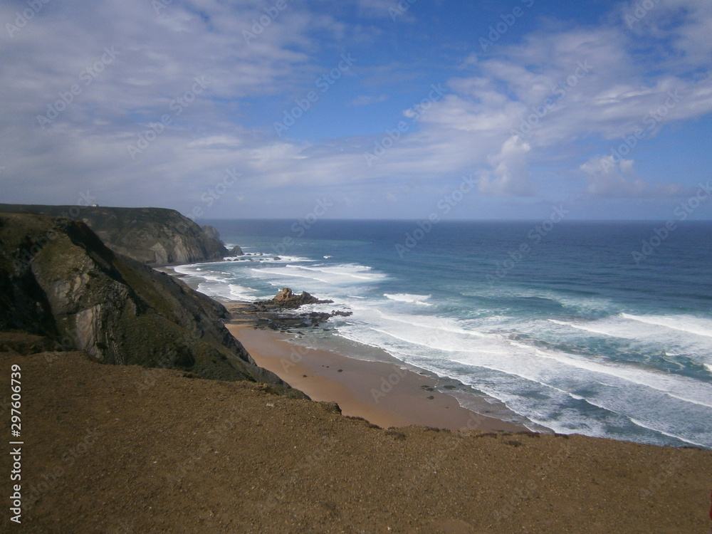Einsamer Strand und Wellen in Portugal - Algarve - Praja de Falesia Einsamer Strand und Wellen in Portugal - Algarve - Praja de Falesia