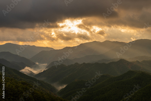 奈良 野迫川村の雲海と光芒 秋の景色