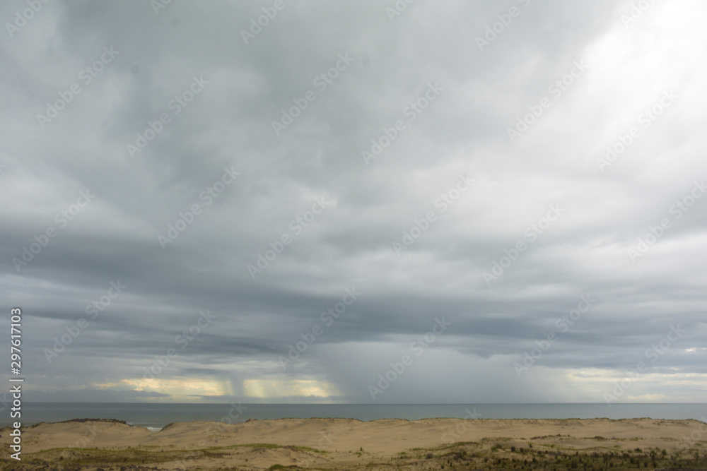 paisaje en la costa con cielo tormentoso y lluvia