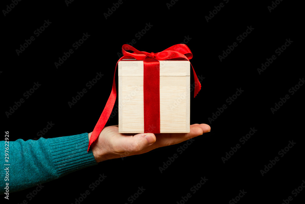 Caja de regalo roja con listón negro Stock Photo