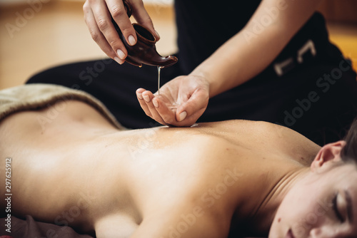 Foto Aromatherapy massage is massage therapy using massage oil or lotion that contain