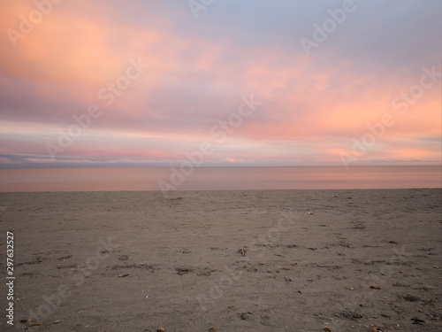 Puesta de sol  de oto  o en la playa.