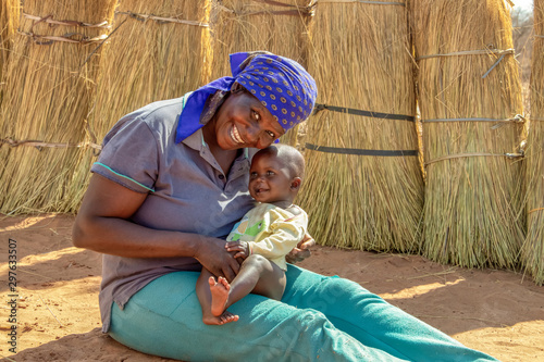 Billede på lærred African woman carry child