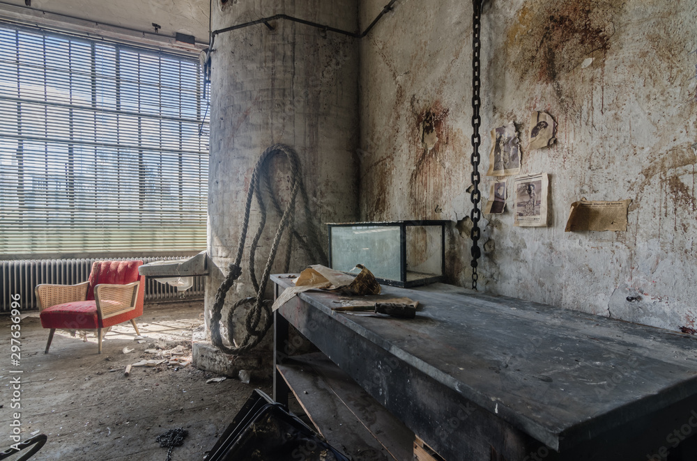 gruseliger raum in einer fabrik gruseliger raum in einer fabrik