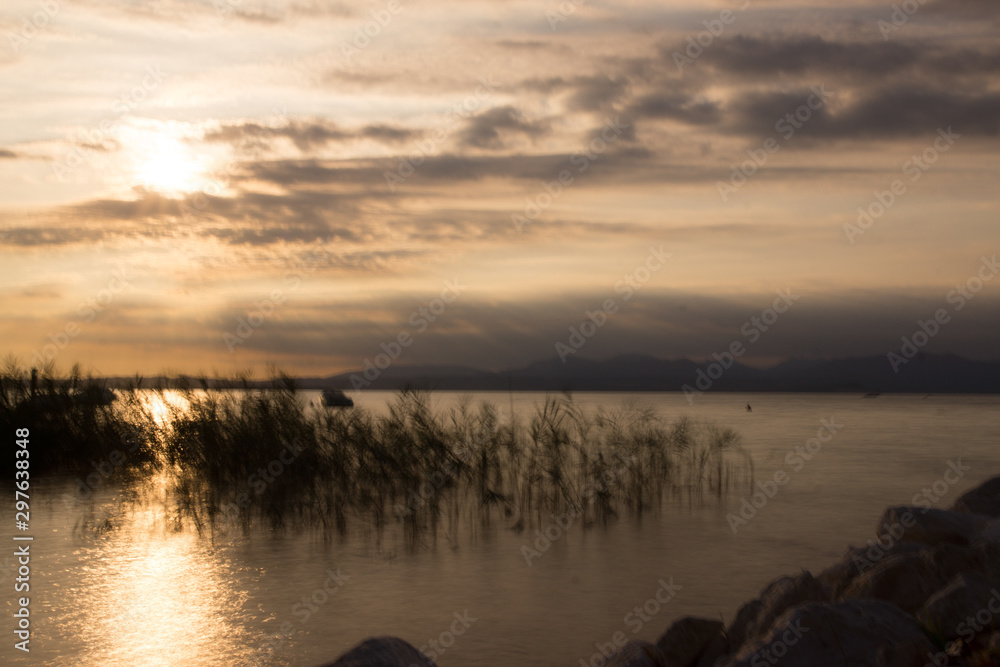 Langzeitbelichtung mit Graufilter - Sonnenuntergang am Gardasee