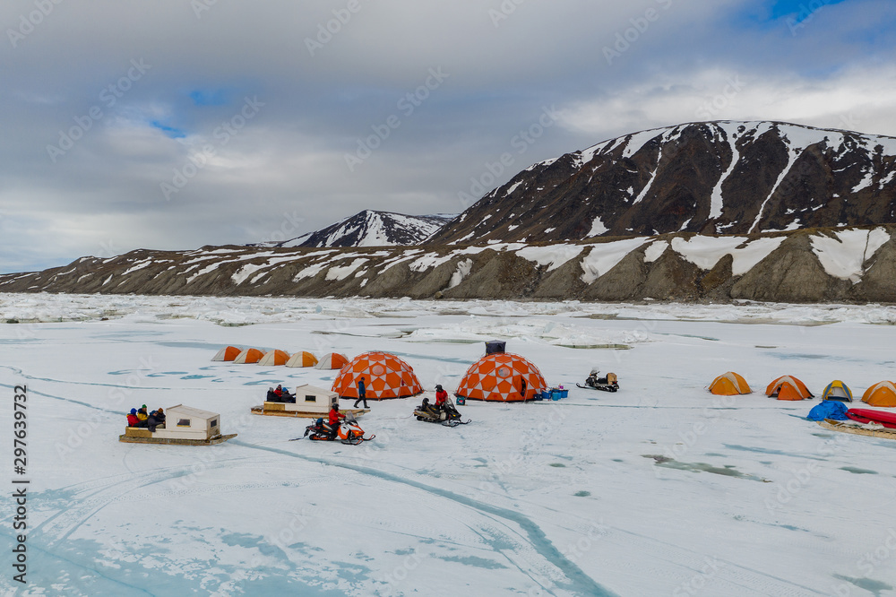 Φωτογραφία Aerial drone photo of tourists camping on the floe edge near Sirmilik National P