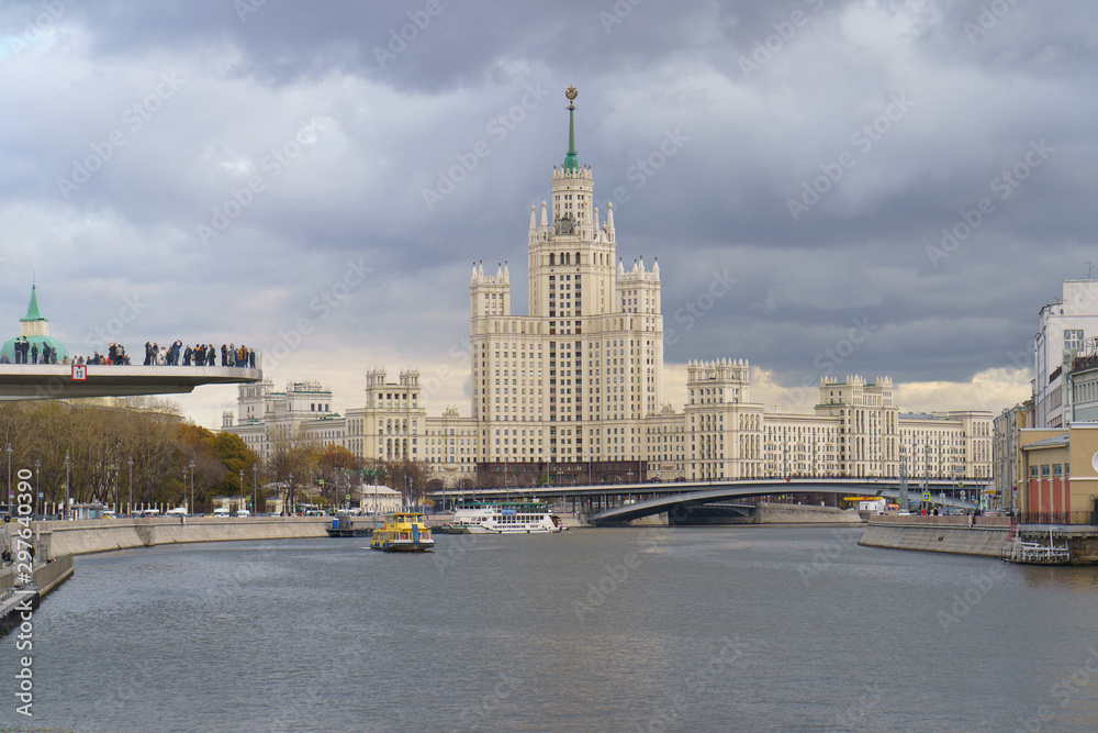 Obraz premium Photography of skyscraper on Kotelnicheskaya embankment and Observation Deck Zaryadye Park at autumn day. International touristic concepts.
