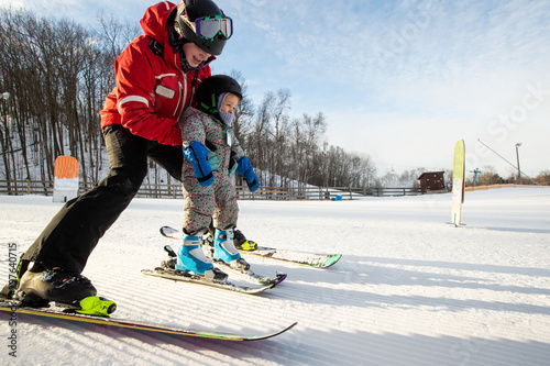 Obraz na płótnie Young girl takes a skiing lesson w salonie