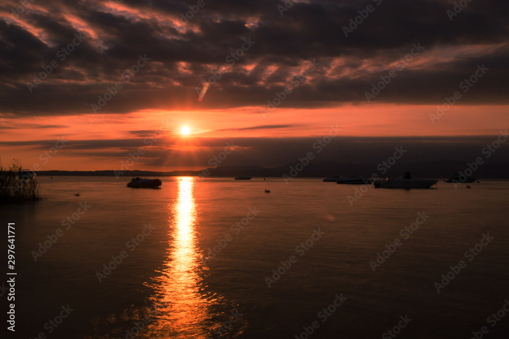 Sonnenuntergang mit Langzeitbelichtung am Gardasee
