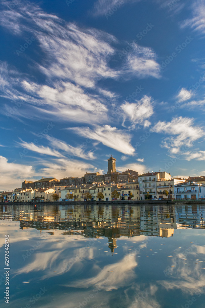 Borgo di Marta sul lago di Bolsena
