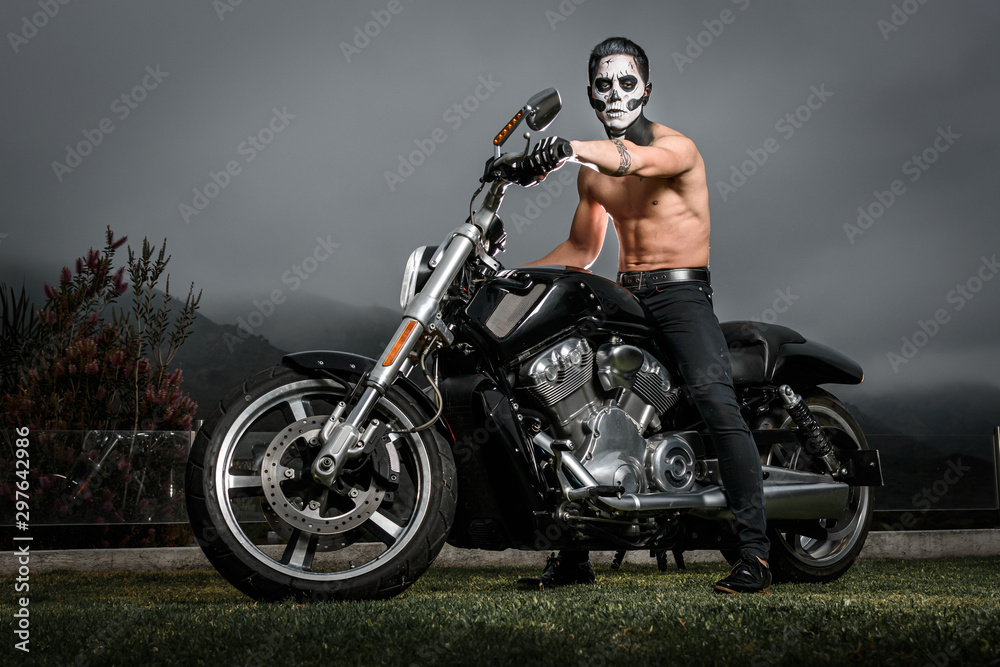 Fototapeta Recio héroe de cómic en motocicleta