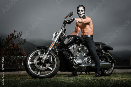 Foto Recio héroe de cómic en motocicleta