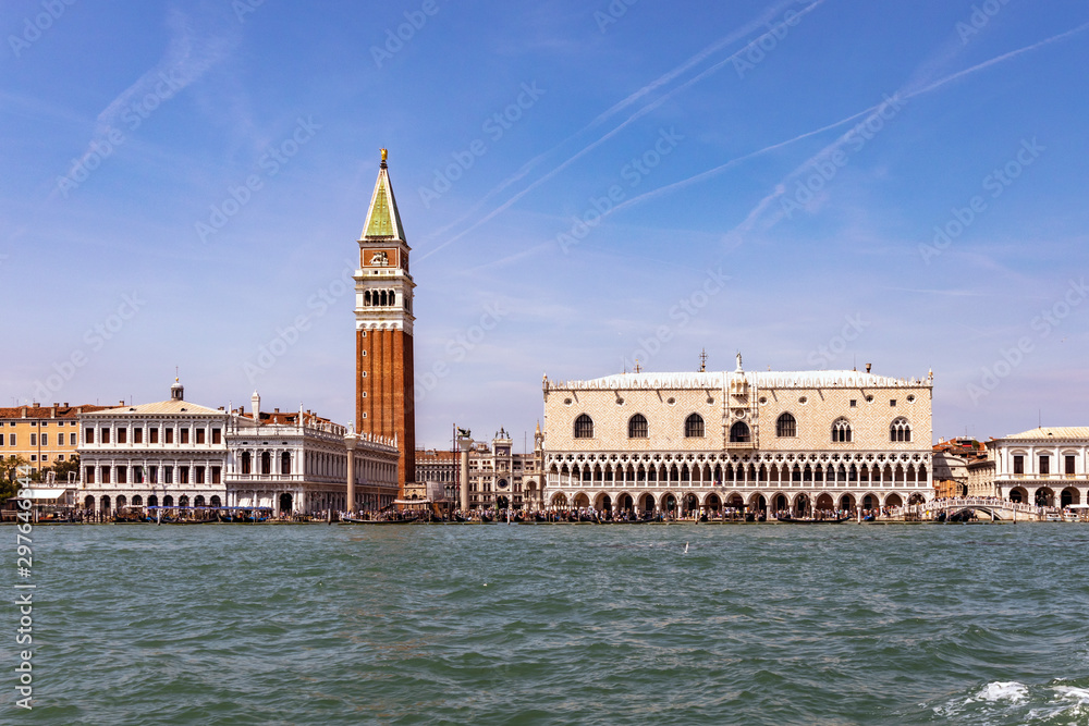 Venedig Dogenpalast mit Markusturm