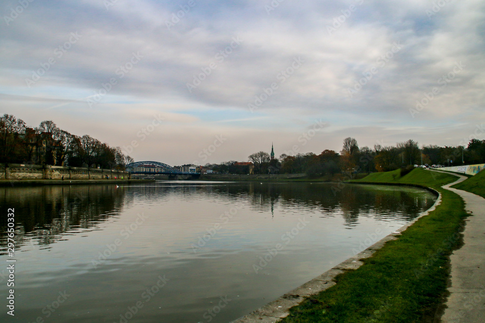 Río Vístula a su paso por Cracovia, un frío y nublado día de otoño.