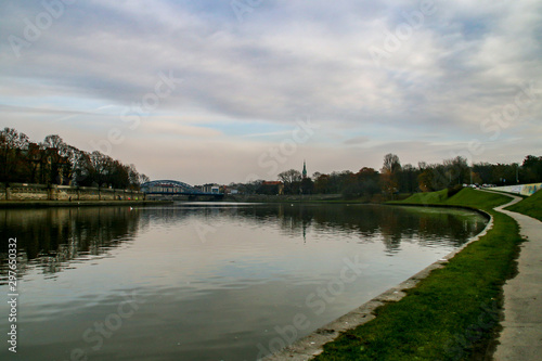 Río Vístula a su paso por Cracovia, un frío y nublado día de otoño. photo