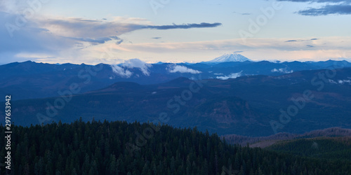 Fototapeta Naklejka Na Ścianę i Meble -  Panoramic view of the mountains with St Helens summit near Portland.