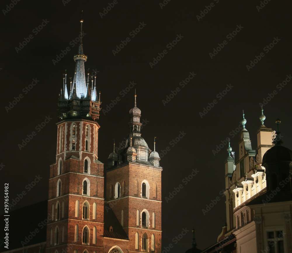 Torres de la Basílica de Santa María en Cracovia, iluminadas en la noche (Polonia).