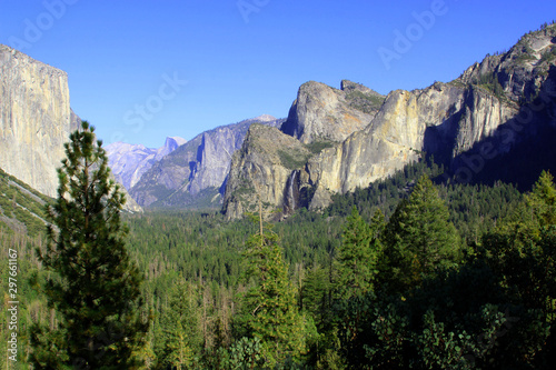Tunnel View provides one of the most famous views of Yosemite Valley, from here you can see El Capitan and Bridalveil Fall rising from Yosemite Valley, with Half Dome in the background. .