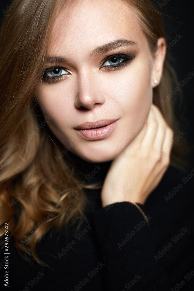 Obraz premium Beautiful model posing in studio. sensual girl