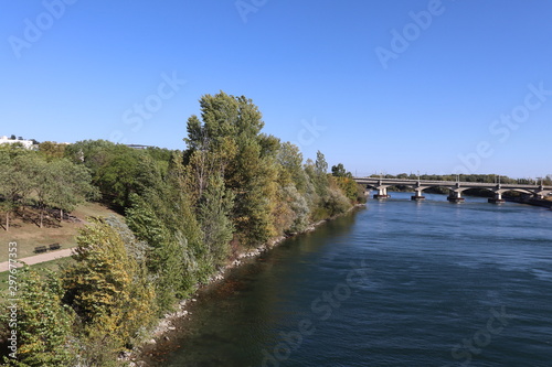 Grand Espace Vert le long du fleuve Rhône et roseraie de la commune de Caluire Saint Clair - Département du Rhône - France