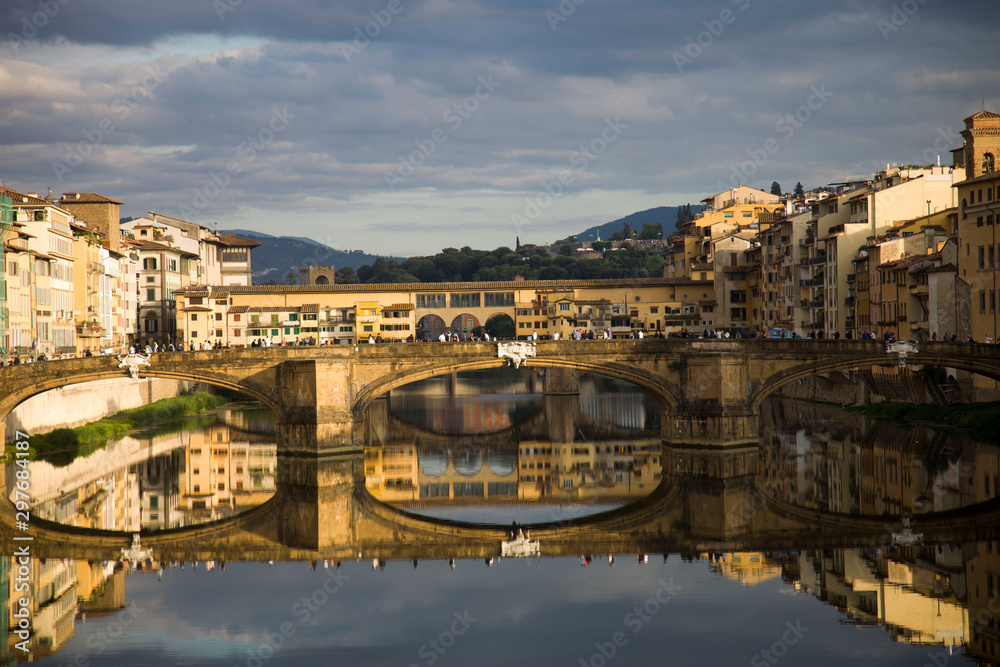 Italia, Toscana, Firenze, il Ponte Vecchio e fiume Arno