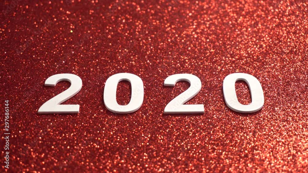 Año 2020 en números blancos sobre fondo rojo