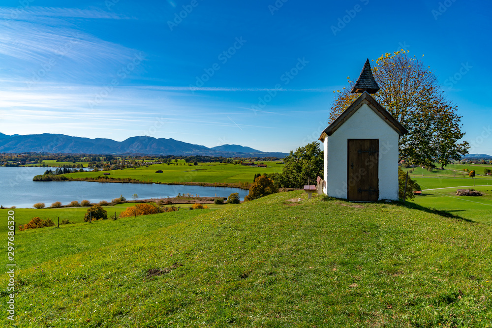 Obraz premium Die Mesnerhauskapelle am Riegsee in Bayern