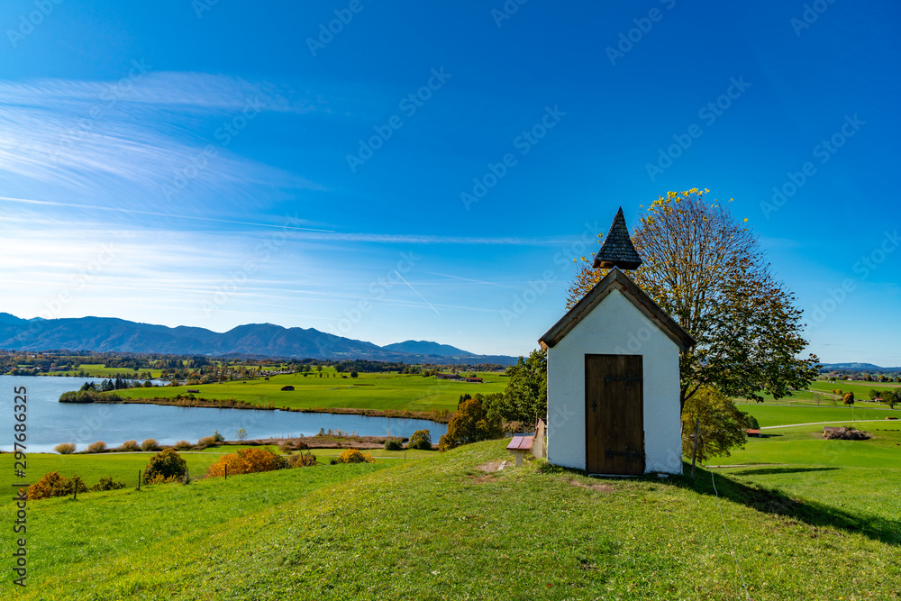 Die Mesnerhauskapelle am Riegsee in Oberbayern