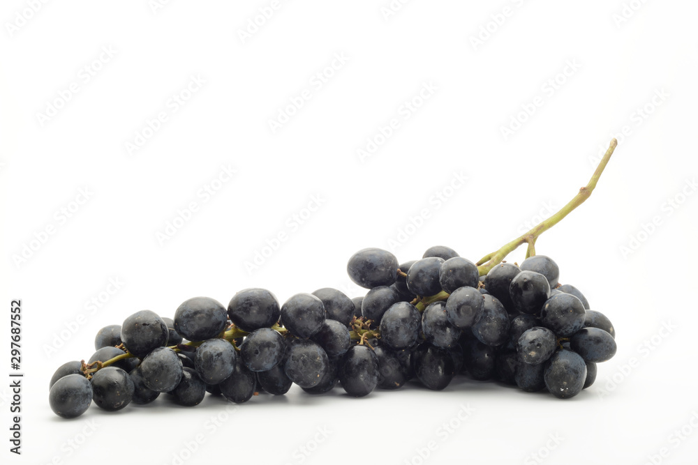 Racimo de uvas negras sobre fondo blanco