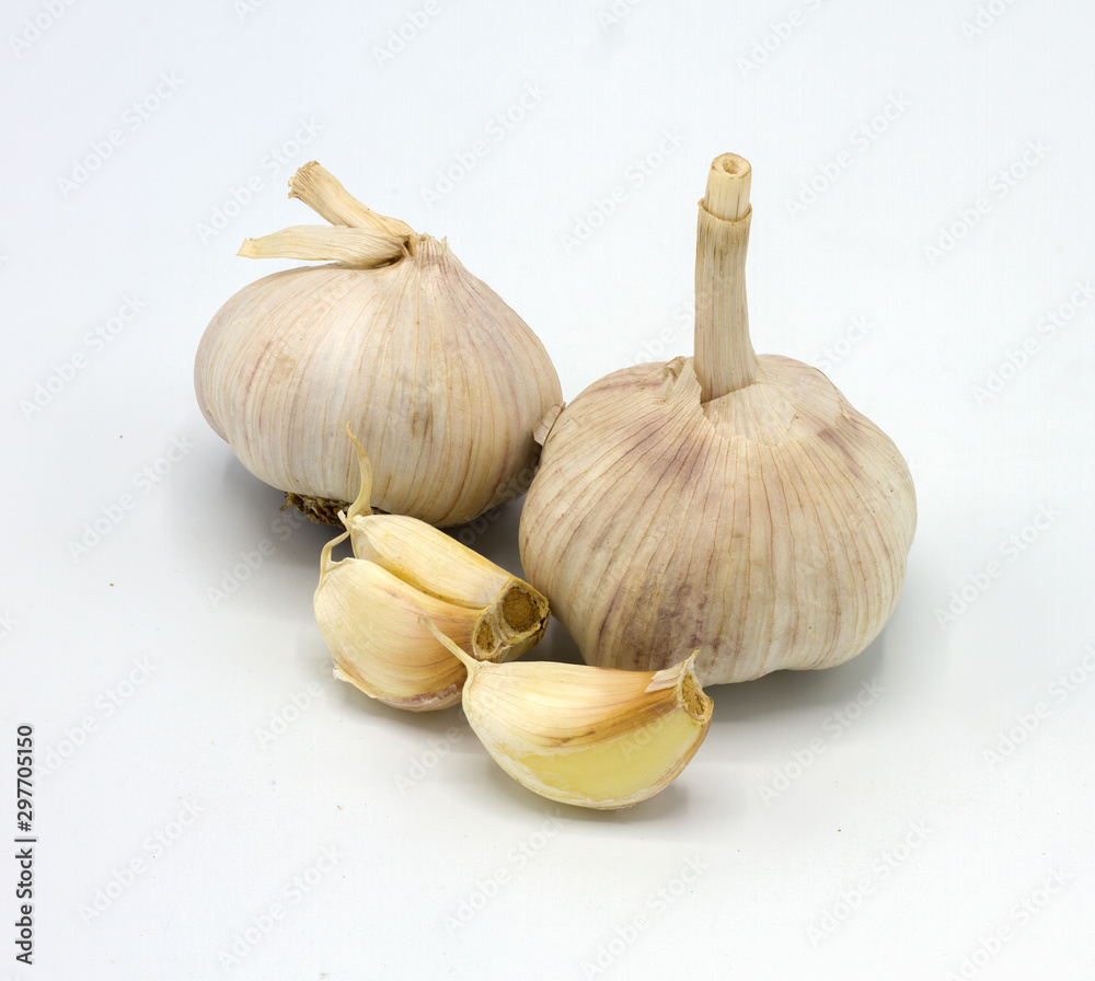 Obraz premium Fresh garlic isolated on white background