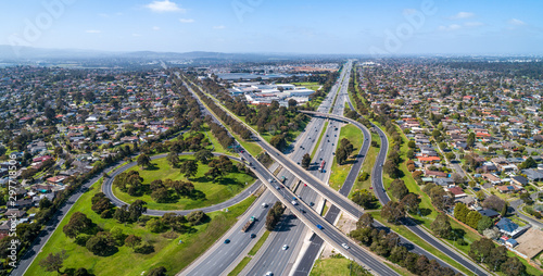 Photo Typical road interchange in Melbourne suburbs - aerial panorama