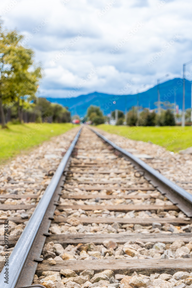 via de tren en la ciudad