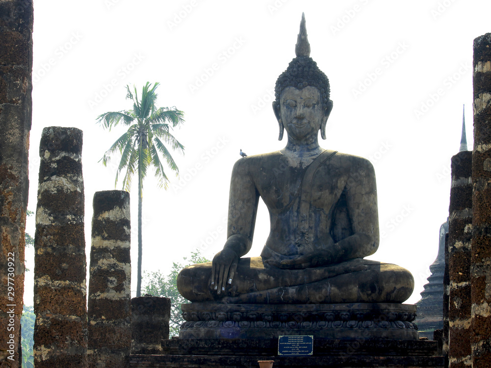 Obraz premium Buddha statue at archaeological site in Sukhothai historical park, tourist attractions and famous landmarks, Sukhothai province, Thailand. UNESCO world heritage city. On Sep 28, 2019.