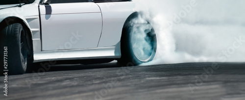Foto Race drift car burning tires on speed track