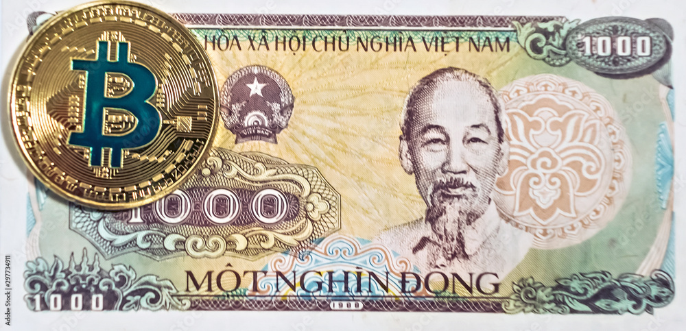 Obraz premium Gold bitcoin coin of vietnam banknote VND Vietnamese Dong