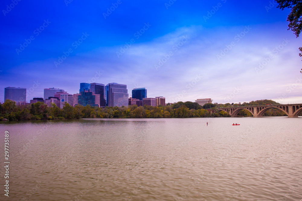 In the heart of the D.C. area, Rosslyn's active streets, bold cultural influences and frequent community events drive the business and social interactions that foster a dynamic, urban community.
