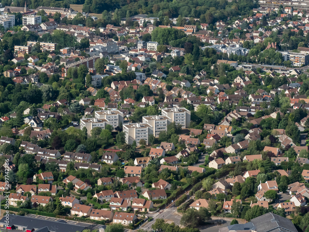 vue aérienne de la ville de Verneuil-sur-Seine dans les Yvelines en France