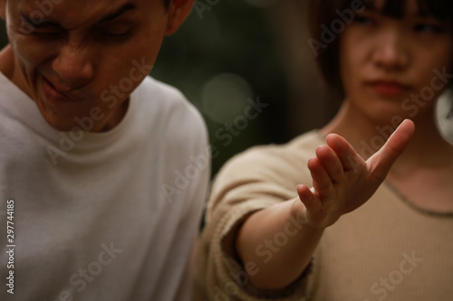 男性にビンタする女性 photo