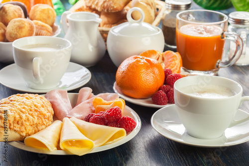 Foto Fresh and continental breakfast table