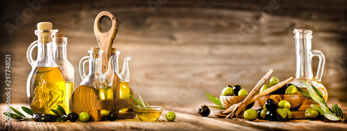 Obraz na plátně Fresh olives in rustic bowls on old wooden table