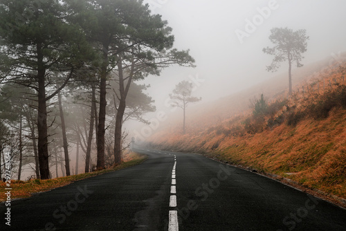 carretera de montaña ciclismo niebla otoño autum colores