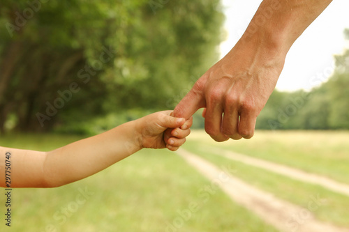  parent holds the hand of a small child © Kostia