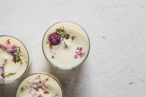 Fotografie dried floral roses candles with rose quartz crystals on white background