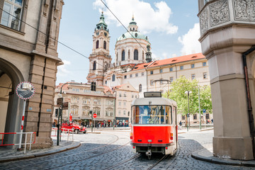 Fototapete Prag Rote Straßenbahn auf der Straße des alten Prags  © Елизавета Завьялова