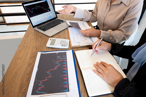 Tableau sur toile A team of business executives are planning consultations about business investments related to shares