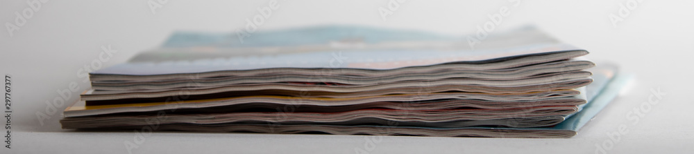 Stapel von Zeitschriften, Magazinen vor weißem Hintergrund Stapel von Zeitschriften, Magazinen vor weißem Hintergrund